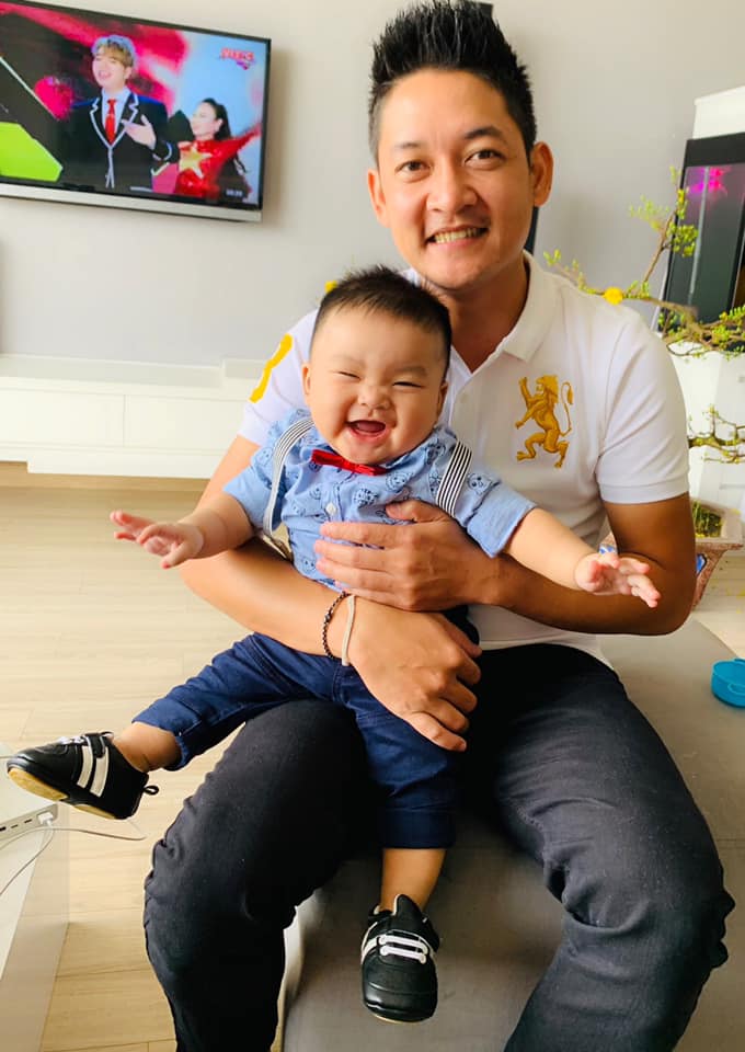 Hiểu được những vất vả của vợ, Thành Đạt dành nhiều thời gian ở nhà chăm sóc con để cô có thời gian nghỉ ngơi.