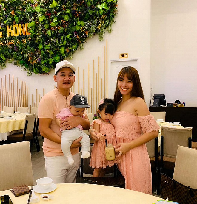 Thành Đạt luôn ở bên cạnh, giúp vợ chăm sóc các con.    
