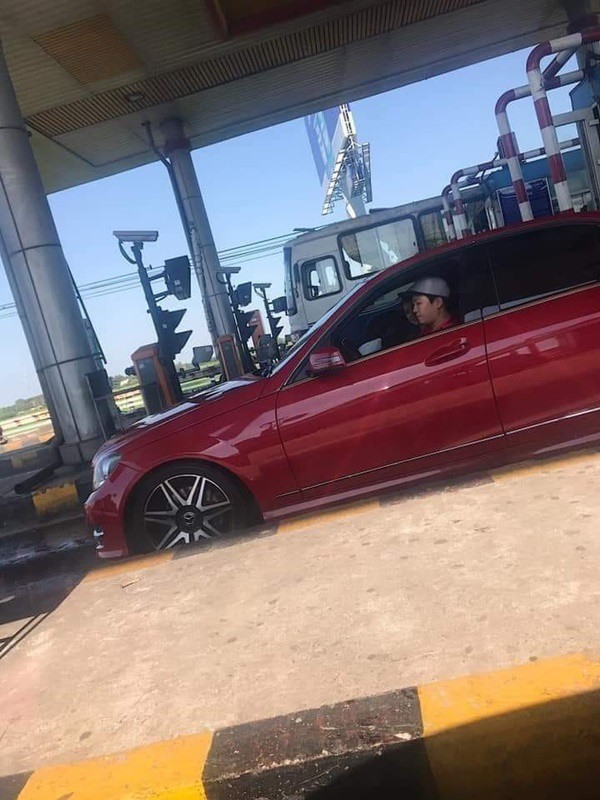Bức ảnh được cho là Trường Giang và Nhã Phương tại Vũng Tàu do khán giả ghi lại.  