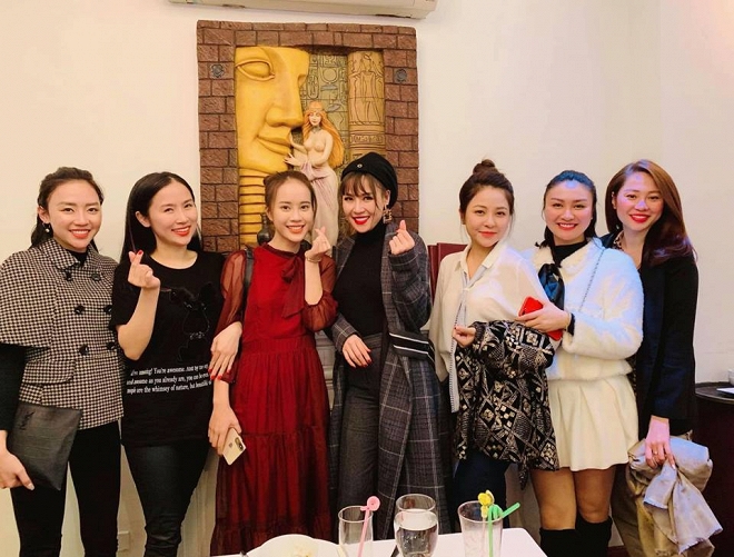 Quế Vân có những giây phút vui vẻ bên bạn bè.    