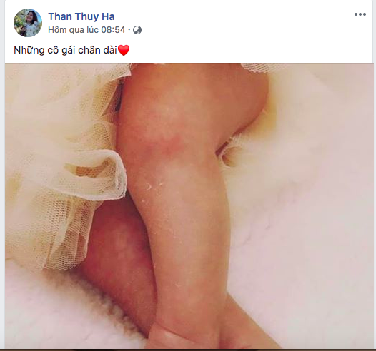 Vào mùng 1 tết nguyên đán vừa qua, Thân Thuý Hà đã hạ sinh con thứ hai ở tuổi 41. Nữ diễn viên chọn sinh ở Mỹ vì có Shbet111 slot, casino, thể thao, xổ số và người thân. Ngay sau khi sinh con, Thân Thuý Hà nhanh chóng lấy lại vóc dáng khoẻ khoắn và tinh thần khá vui vẻ. Tuy nhiên, cô giấu giới tính và khuôn mặt của con thứ hai.    Mới đây, trên trang cá nhân của mình, Thân Thuý Hà khoe ảnh đôi chân của con thứ hai trong một chiếc đầm voan với chú thích: 