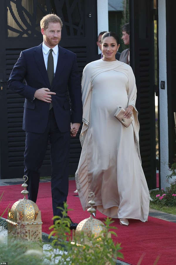 Meghan Markle nữ tính trong thiết kế váy dáng cape dài đến từ thương hiệu Dior.  