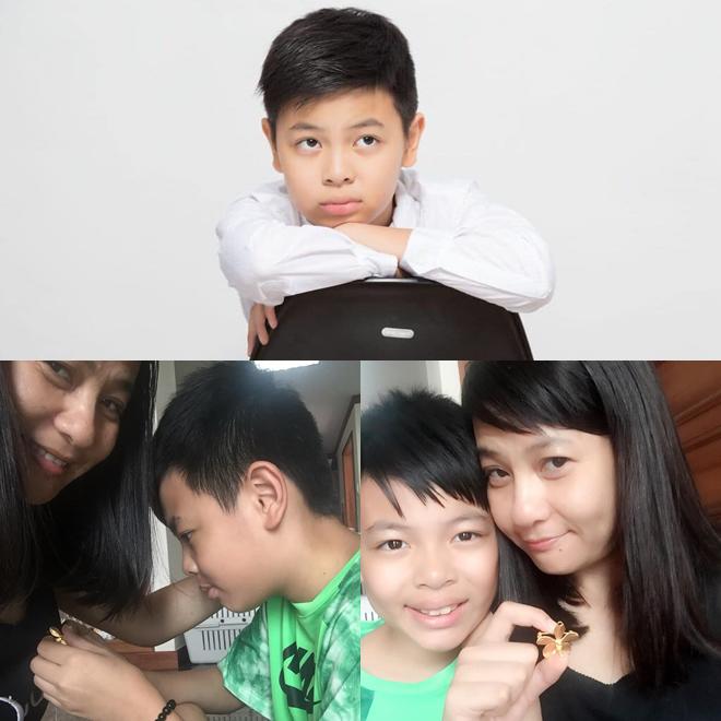 Cát Phượng khoe món quà do con trai mua tặng.    