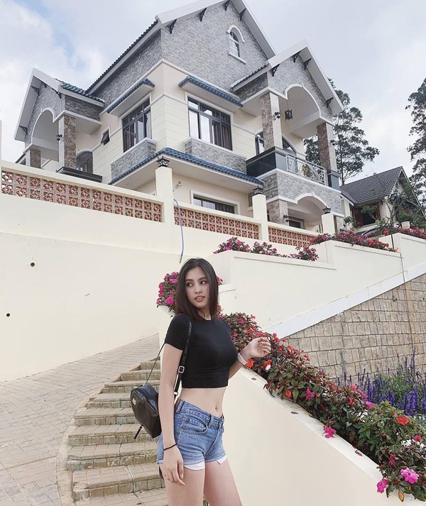 Thế mạnh về một vòng eo đáng mơ ước luôn được chân dài 10X tận dụng triệt để, nhất là những khi cô diện Shbet999 com đăng nhập crop top khoe khoảng eo con kiến thon gọn không chút nếp hằn của một vòng 2 thừa mỡ khiến người đối diện phải mê mẩn.  