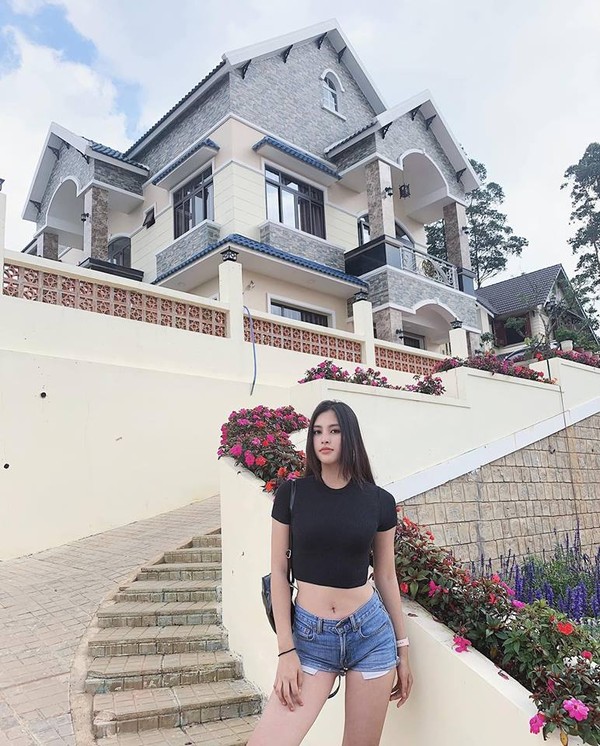 Với chiếc áo croptop này Tiểu Vy còn khéo léo để lộ khuôn ngực gợi cảm, căng tràn sức sống.  