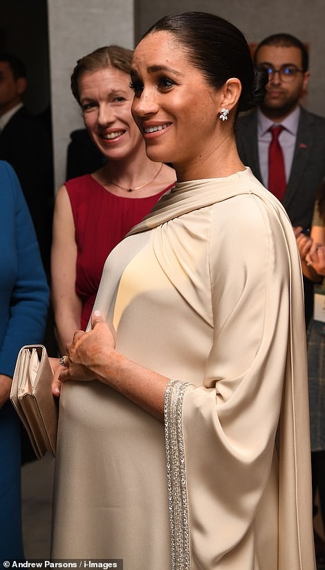 Trong khi thiết kế của Meghan bị đánh giá là kém xinh khi chiếc váy quá mỏng làm lộ rõ vùng rốn.