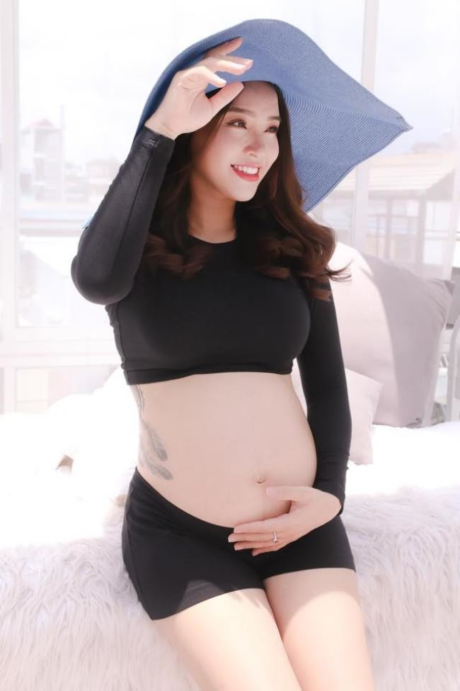 Hải Băng cũng đôi lần khoe nhan sắc khi mang thai lần ba, mẹ bầu vẫn luôn tươi tắn, trẻ trung và rạng rỡ trong từng bức hình.