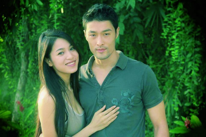 Khác với những người phụ nữ trước, Nhung Kate đến với Johnny Trí Nguyễn có vẻ lặng lẽ hơn. Họ yêu nhau tận 4 năm, Johnny Trí Nguyễn mới công khai tình yêu với cô gái này.  