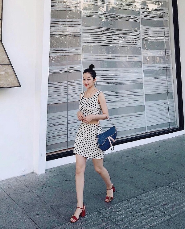 Không chỉ có quần mà Chi Pu cũng thường xuyên phô bày vẻ đẹp gợi cảm cùng thân hình mảnh mai bằng những thiết kế váy ngắn in họa tiết nổi bật.     