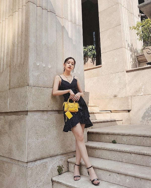  Dù sở hữu chiều cao trung bình thế nhưng Chi Pu lại may mắn sở hữu thân hình chuẩn đẹp với vòng eo con kiến, vòng một nảy nở cùng đôi chân thon dài. Chính nhờ lợi thế này mà nữ ca sĩ thường ưu tiên diện những mẫu đầm ngắn cũn cỡn nhằm tôn lên lợi thế hình thể.    