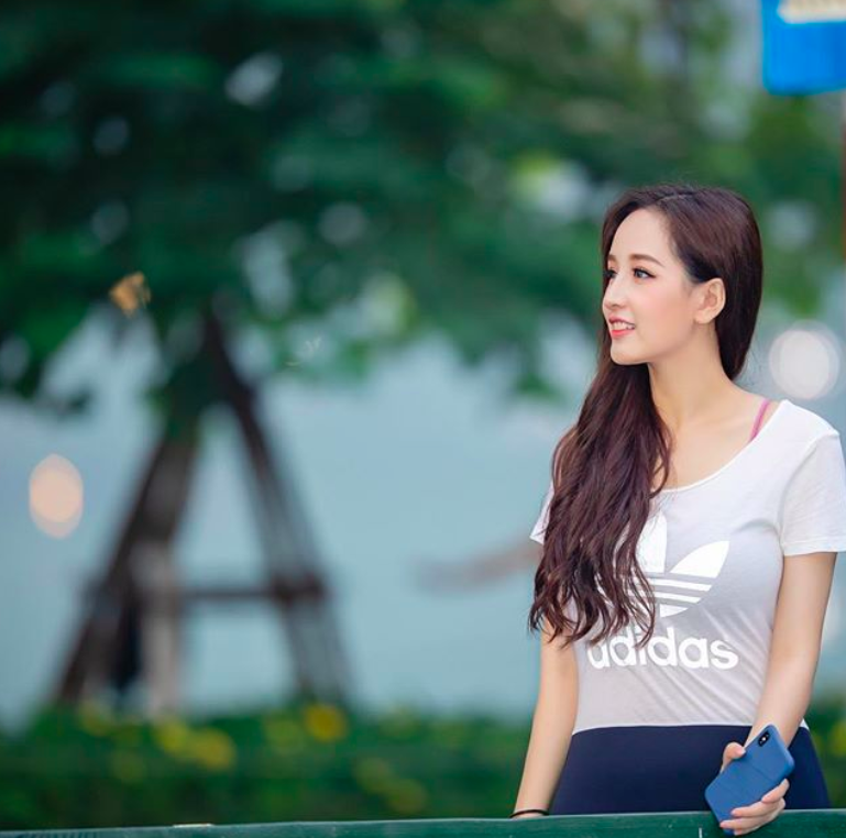 Người đẹp trước đó liên tục than vãn về việc tăng cân mất kiểm soát, bắt tay to.    