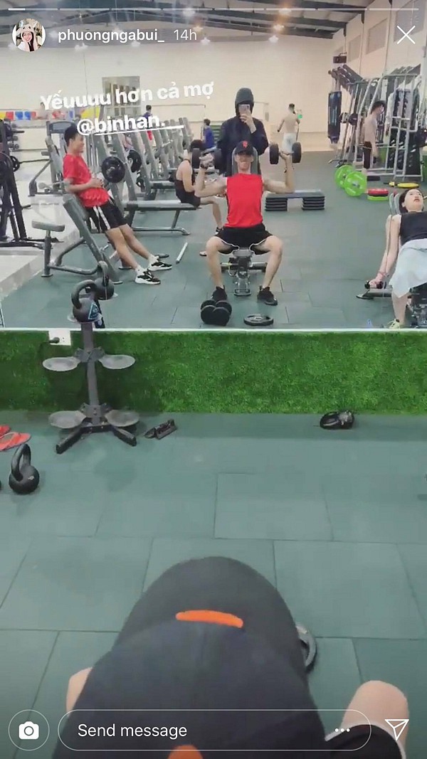 Phương Nga hào hứng đứng phía sau Bình An quay video bạn trai tập tạ.    