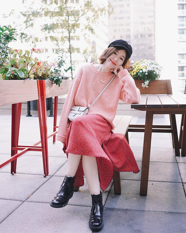 Đã bao giờ các nàng nghĩ đến chuyện mix màu đỏ rực rỡ với sắc hồng phớt nhẹ chưa? Nếu chưa thì hãy thử học hỏi ngay set đồ với áo len hồng nhạt diện ngoài váy đỏ chấm bi này, trông hài hòa và xinh xắn vô cùng. Đừng quên hoàn thiện với đôi boots thấp cổ vì item này có thể biến mọi set đồ 