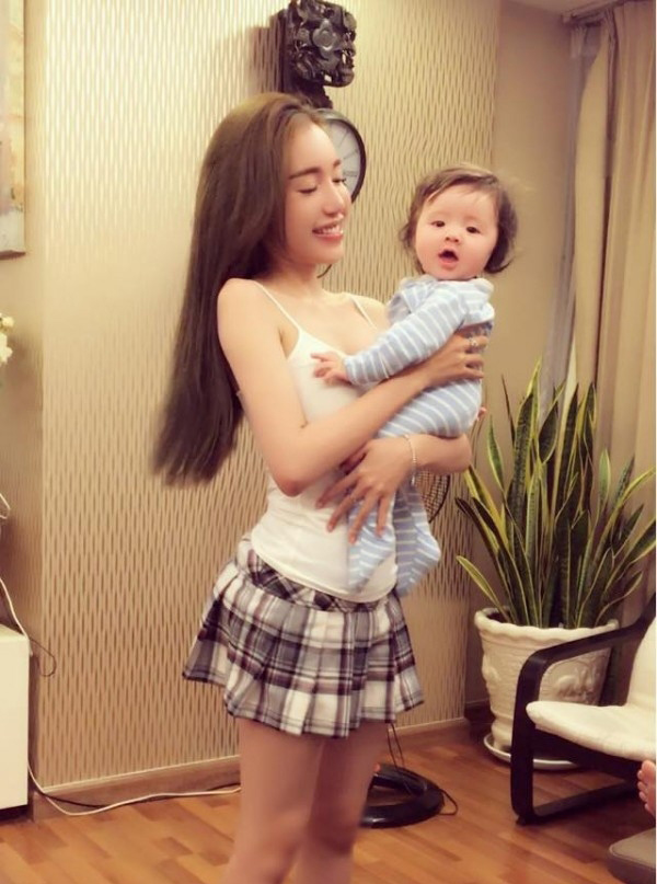 Cả căn nhà được trang trí bằng tông màu trầm ấm. Sàn ốp gỗ 