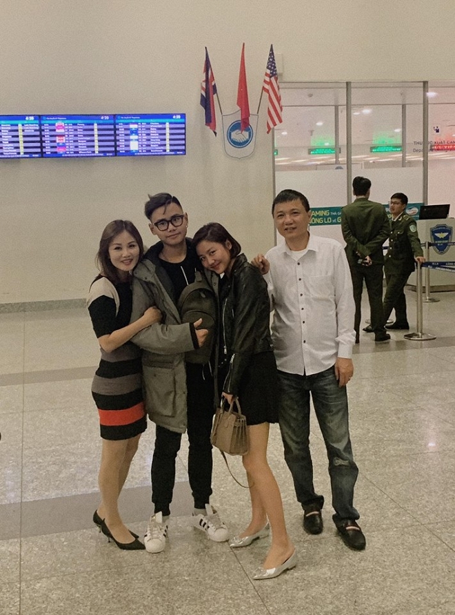 Mới đây, em trai Văn Mai Hương đã lên đường sang Canada du học.    