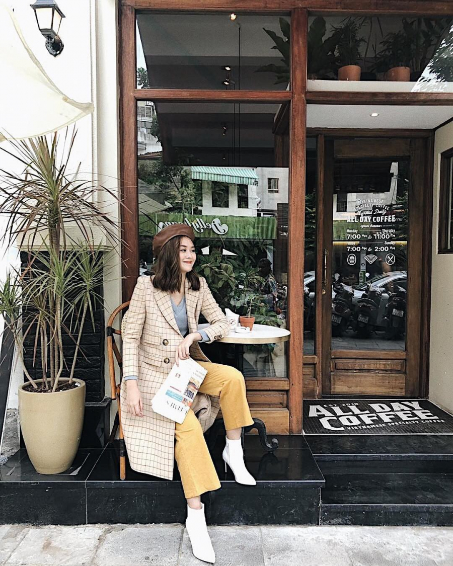 Bạn đã thấy công thức diện áo măng tô nào mới lạ và trẻ trung như set đồ này chưa? Bí quyết nằm cả ở cách phối màu ưu tiên những gam tươi sáng với item 