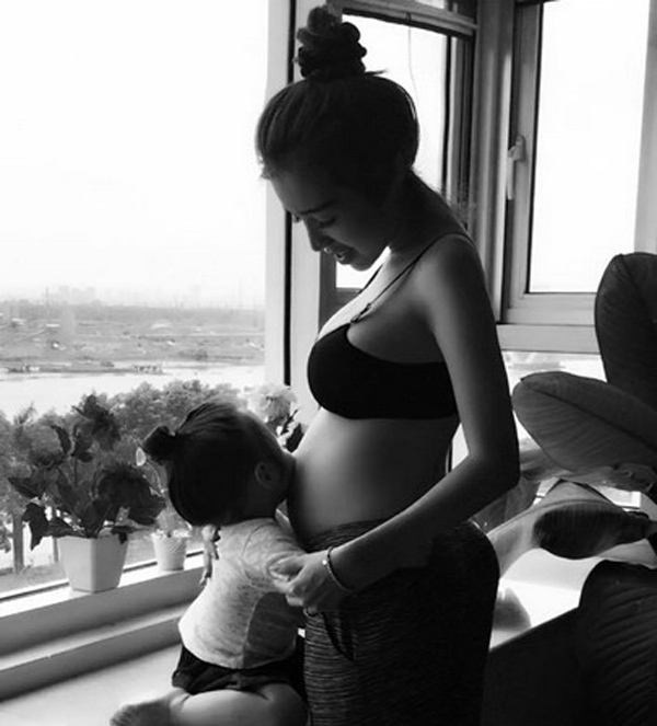 Ngoài ra, Elly còn thường xuyên ở một căn hộ khác ở một chung cư cao cấp. 