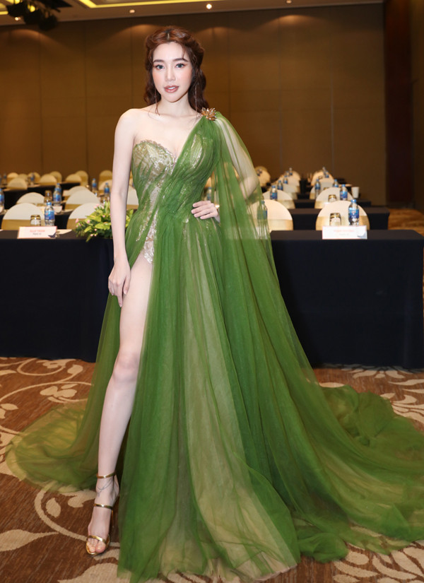 Mẹ hai con Elly Trần tiếp tục “đốt mắt” công chúng khi thả dáng ở sự kiện với chiếc váy xanh lá, có đường xẻ cao vút tận hông khoe Shbet888 phiên bản mới nhất miên man.    