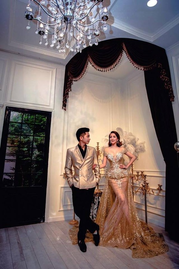 Mới đây trên trang cá nhân của mình, Khánh Thi đã chia sẻ bộ ảnh kỉ niệm 12 năm bên nhau của mình và ông xã Phan Hiển. Ngay lập tức bộ ảnh nhận được nhiều sự chú ý từ phía người hâm mộ.    Theo đó, bộ ảnh được chụp với concept ấn tượng giống ảnh cưới khiến nhiều người phải trầm trồ. Mặc dù hơn chồng khá nhiều tuổi, thế nhưng trong những bức ảnh, Khánh Thi lại khiến nhiều người ngạc nhiên vì nhan sắc “lão hoá ngược” của mình. Nhiều lời chúc đã dành cho cặp đôi. Nhiều người hi vọng rằng, cả hai sẽ nhanh chóng tổ chức cho mình 1 lễ cưới ấn tượng. Bạn Phan Loan bình luận: “Phan hiển người đàn ông đích thực là đây! Khánh Thi trúng độc đắc rồi!! Yêu 2 vợ chồng lắm luôn í.”    Bạn Nga lê lại dí dỏm: “Nga Lê 5-6 lần kỉ niệm 12 năm như này nữa là ổn nhỉ” Bạn Phạm Minh Luân để lại bình luận: “Gato với đôi này quá đi mất. Mãi thế này nhé hai trái tim vàng. Nắm tay nhau thật thật lâu.”