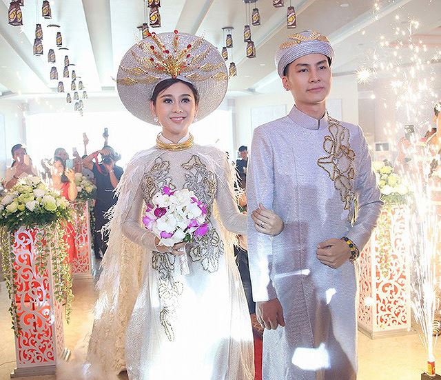 Nữ ca sĩ chuyển giới công khai con trai vào đúng ngày kỉ niệm 1 năm ngày cưới của mình.  