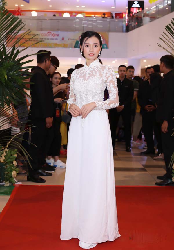 Midu cũng chọn áo dài ren trắng nền nã, tôn dáng để phù hợp chủ đề sự kiện điện ảnh này.    