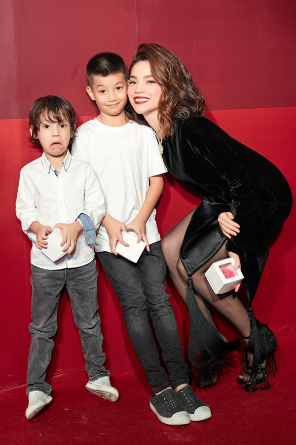 Mẹ con Hồ Ngọc Hà bên con trai một người thân. Sau khi ly hôn năm 2014, ca sĩ cùng chồng cũ cùng sát cánh chăm sóc Subeo. Những dịp sinh nhật con trai hoặc sự kiện quan trọng ở trường lớp, Hồ Ngọc Hà lẫn Cường Đôla đều có mặt.