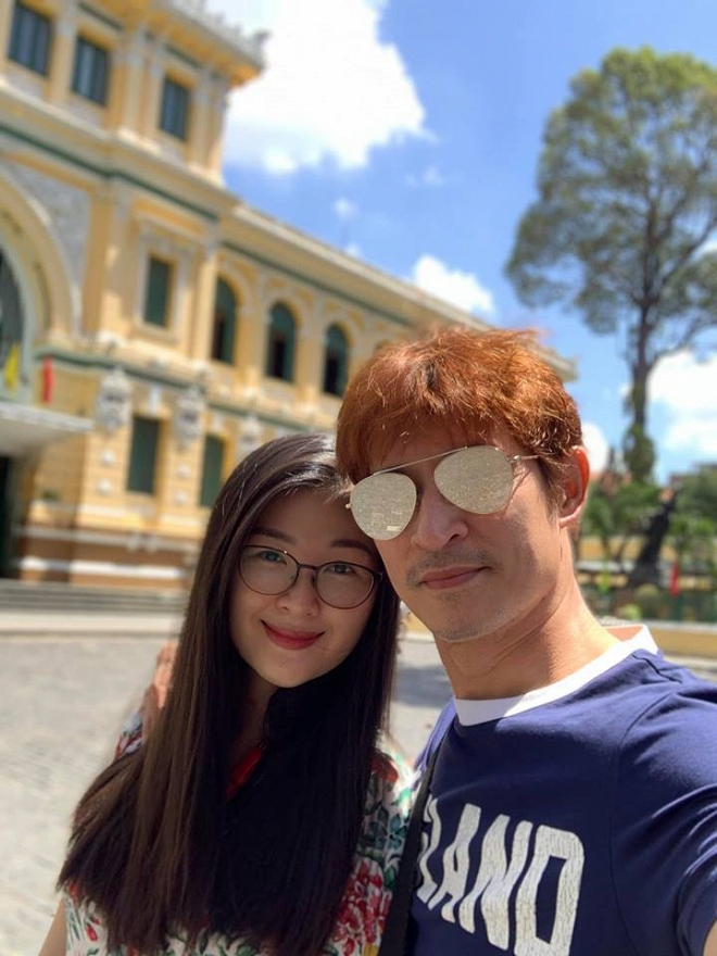 Mạc Anh Thư hạnh phúc khi Huy Khánh mơ gặp được mẹ. Trong mơ, mẹ của Huy Khánh dặn con trai  không được chọc vợ.