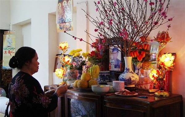 nhung-loai-hoa-kieng-ky-cam-tren-ban-tho-ngay-tet-thom-va-dep-den-may-cung-khong-dung-29-.6353