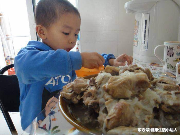 me-bi-ung-thu-gan-con-bi-suy-than-bac-si-noi-tat-ca-deu-do-thoi-quen-cua-me3_0_0
