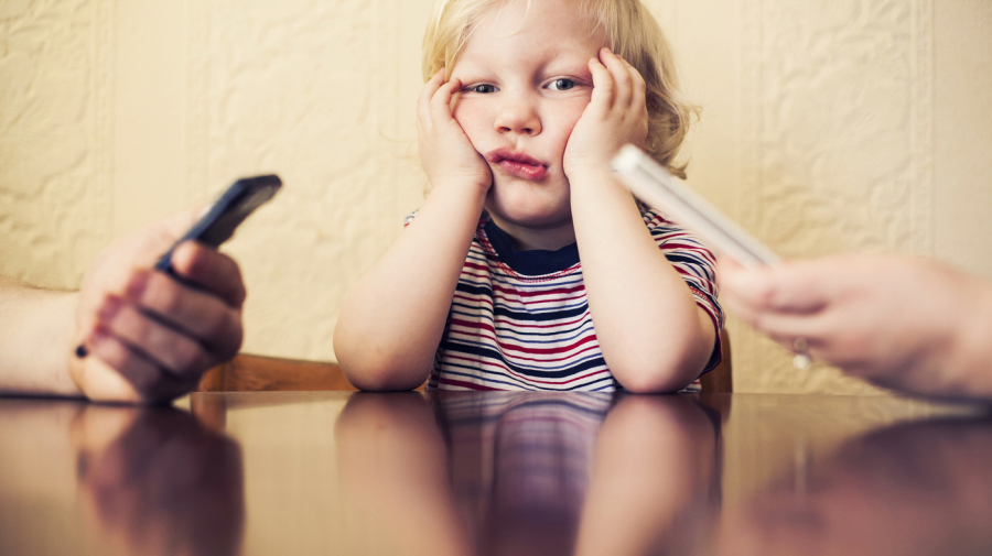 distracted-parents_wide-5694743d781df652a2c5811e7c46e94211e0ab5f