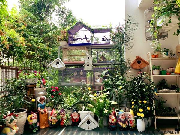 khu-vuon-binh-yen-ngap-sac-hoa-chim-hot-riu-rit-cua-me-8x-giua-long-ha-noi-nhon-nhip