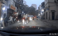 Tài xế Grab đâm bà bầu ngã giữa đường rồi bỏ chạy nhưng hành động của vị khách ngồi sau mới bất ngờ