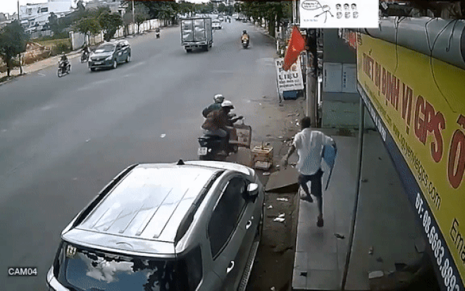 Đuổi theo kẻ trộm chim bất thành, người đàn ông quay về thì phát hiện điều kinh hoàng