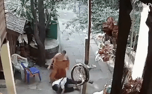 Nhà sư đánh đập tàn nhẫn một thanh niên tàn tật gây phẫn nộ nhưng nguyên nhân mới sững sờ