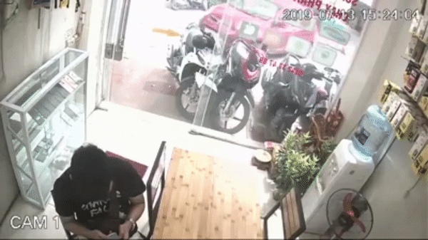 Ô tô mất lái tông hàng loạt xe máy rồi lao vào cửa hàng, 1 người đàn ông thoát chết