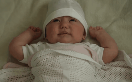 Bác sĩ khẳng định: 'Đưa ngón tay vào miệng của em bé bị co giật là cách xử lý sai lầm'