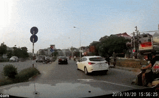 Vợ bầu bị chồng chửi bới rồi tát túi bụi giữa đường phố