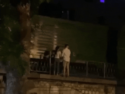 Tàu đang chạy vun vút nhưng đôi nam nữ vẫn bất chấp bám vào rào chắn để ngắm tàu