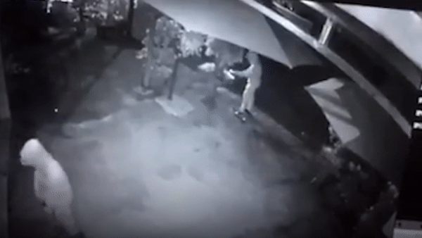 Nghe thấy tiếng chó sủa, người đàn ông mở camera kiểm tra thì thấy cảnh tượng khó ngờ trước cửa nhà