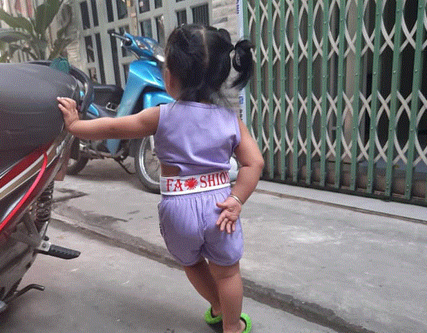 Bé gái đam mê 'camera săn tin': Sáng nào cũng ra quán nước đầu ngõ nghe ngóng, hóng hớt