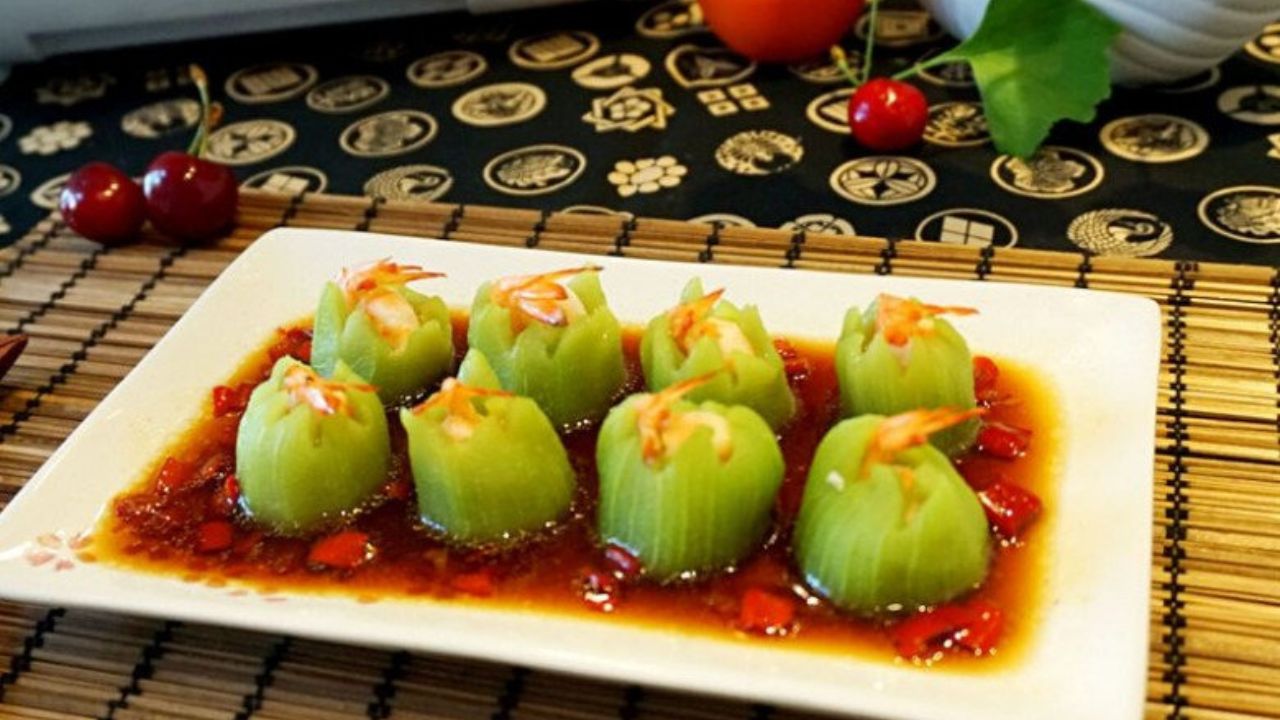 Bạn có thể ăn trực tiếp món mướp nhồi tôm hấp hoặc ăn kèm cơm nóng.