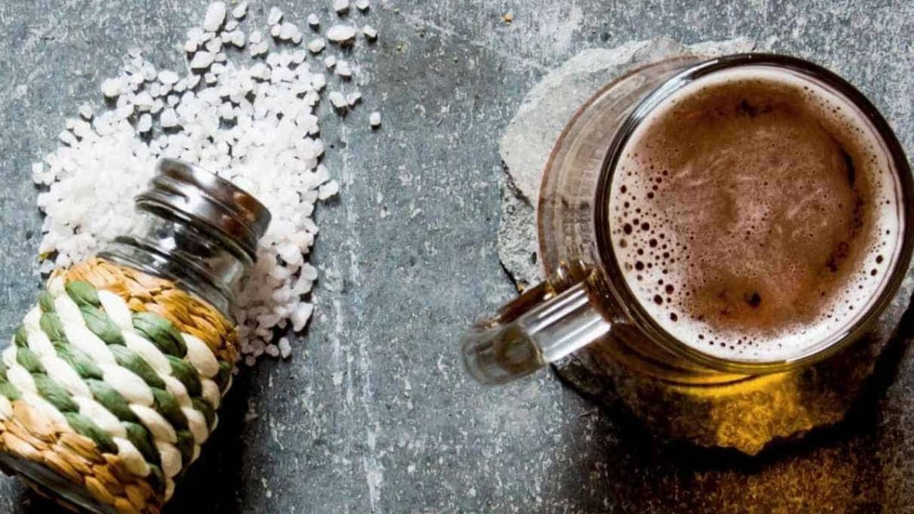 Trộn muối vào bia sẽ có nhiều tác dụng khiến bạn bất ngờ.