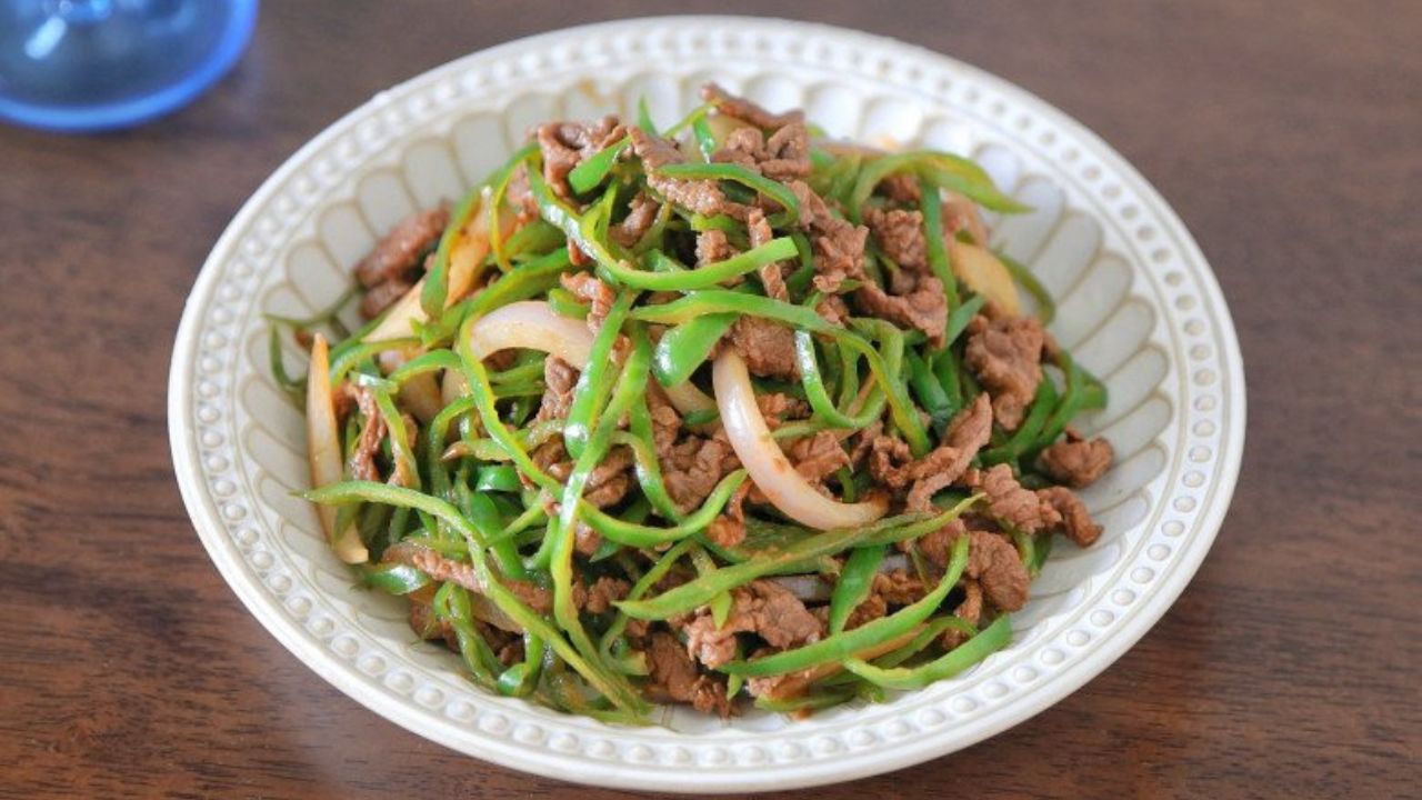 Bạn có thể ăn món này cùng cơm nóng hoặc như một món nhậu lai rai.