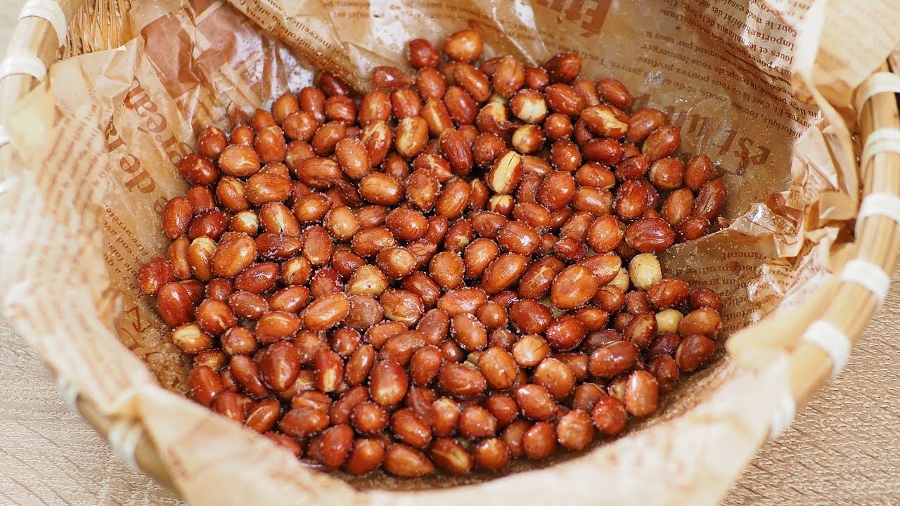 Bạn có thể dùng lạc rang muối như một món nhậu lai rai hoặc ăn kèm cơm nóng.
