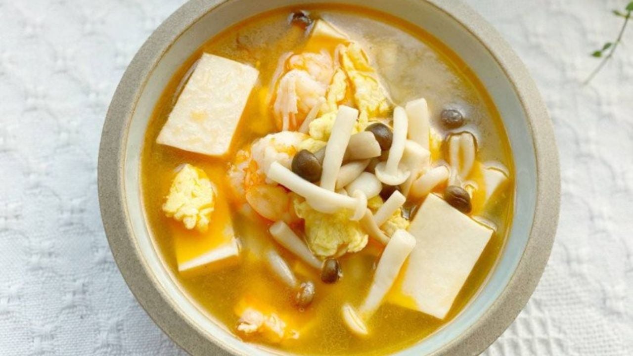 Bạn có thể thưởng thức món canh này cùng cơm nóng.