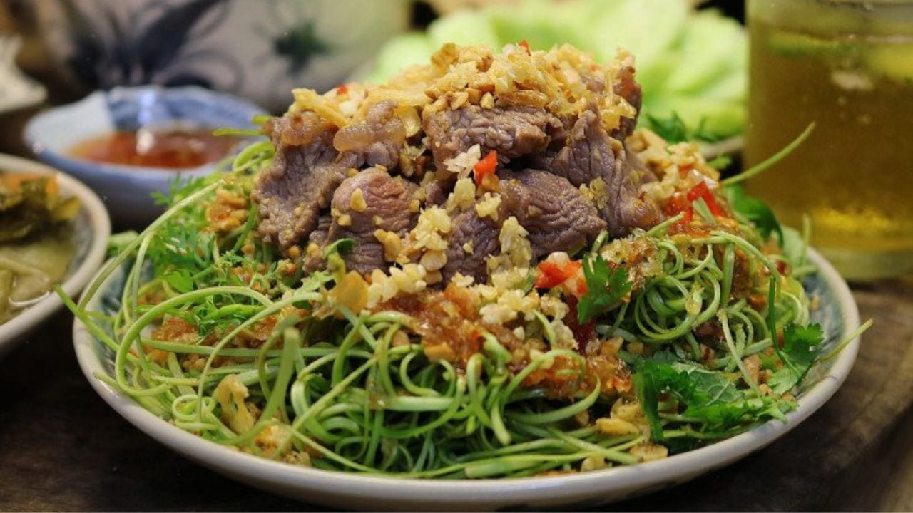 Bạn có thể trang trí đĩa nộm bò rau muống bằng lạc rang, hành phi và tỏi phi.