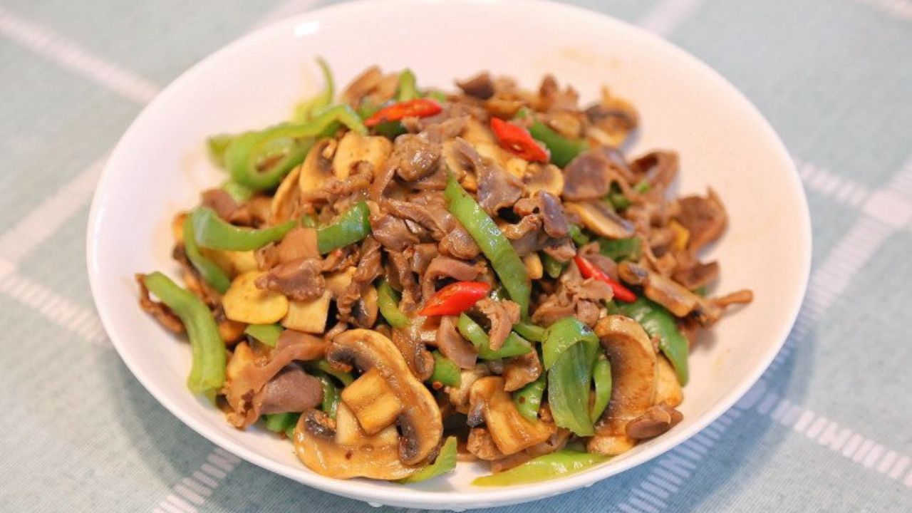 Bạn có thể ăn món mề gà xào nấm như một món nhậu lai rai hoặc ăn kèm cơm nóng.