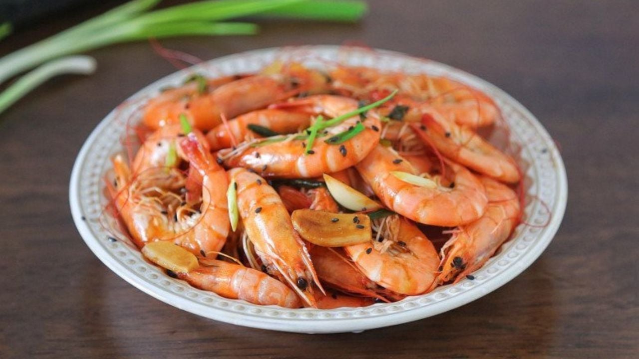 Bạn có thể ăn món tôm om hành như một món nhậu lai rai hoặc dùng kèm cơm nóng.