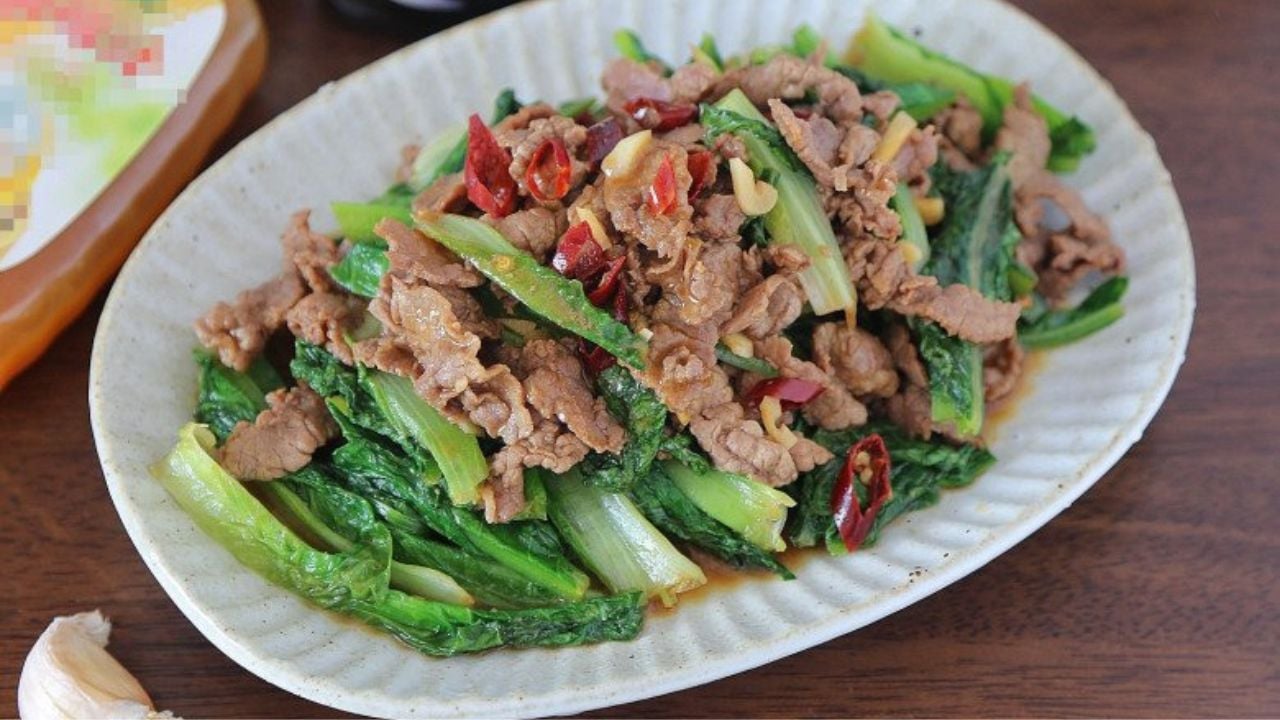 Khi ăn, bạn có thể cảm nhận được rau diếp giòn ngon, thanh mát và thịt bò mềm ngọt, đậm đà. 