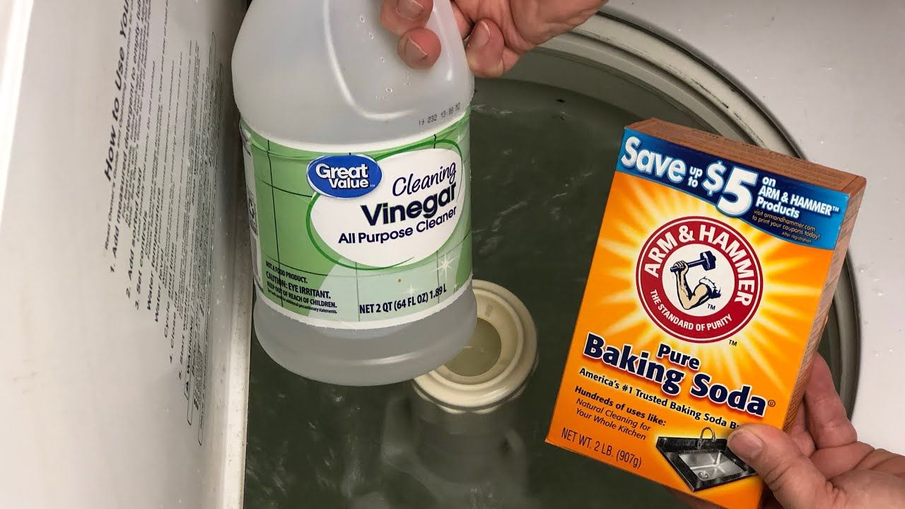 Bạn có thể kết hợp giấm trắng và baking soda để làm sạch lồng giặt.